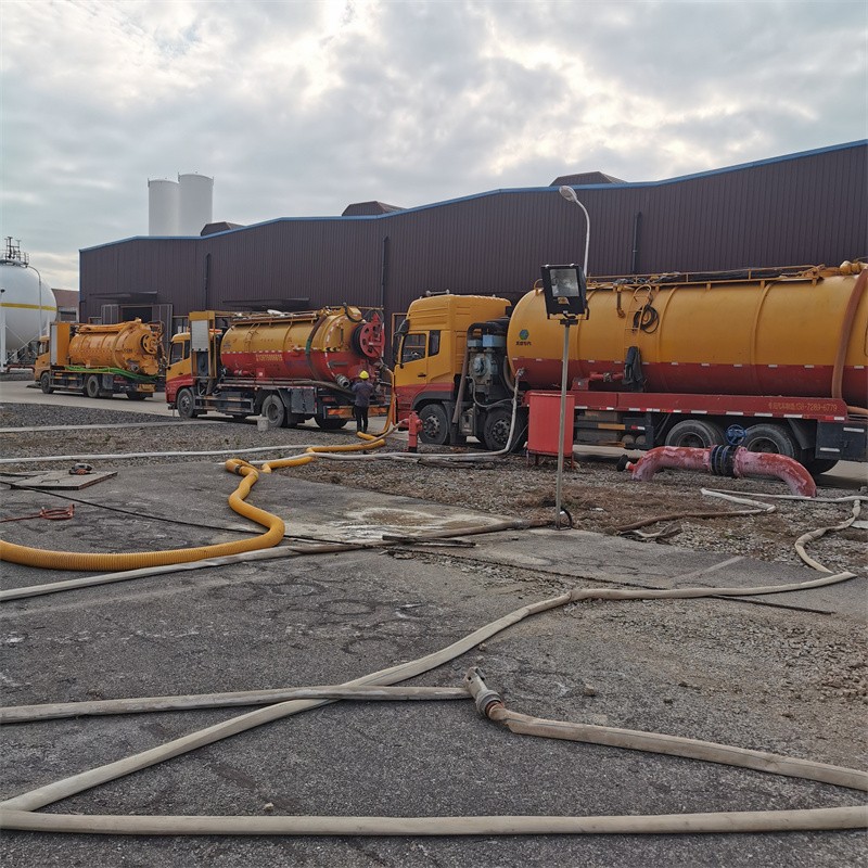 三更罗镇污水池清理