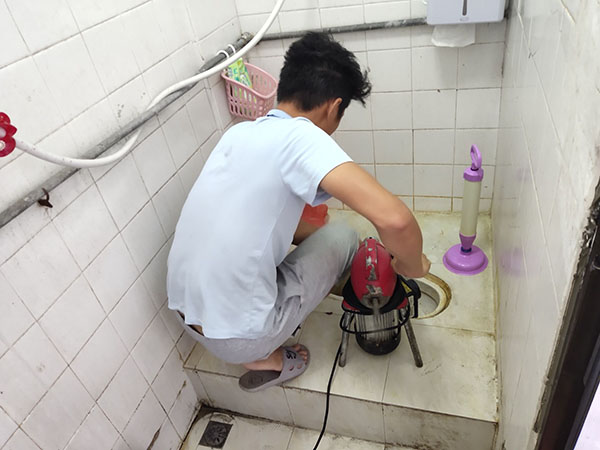 三更罗镇管道堵塞冒臭气 专业师傅现场解决问题