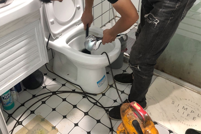 三更罗镇马桶堵塞自己疏通还是找师傅？专业上门服务让你省时更省心