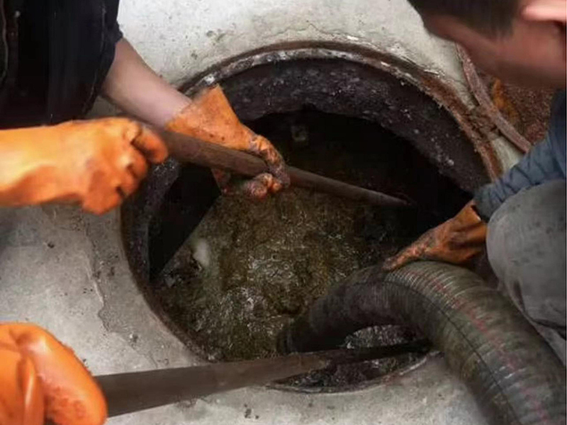 三更罗镇清理化粪池时如何避免沼气的危害？